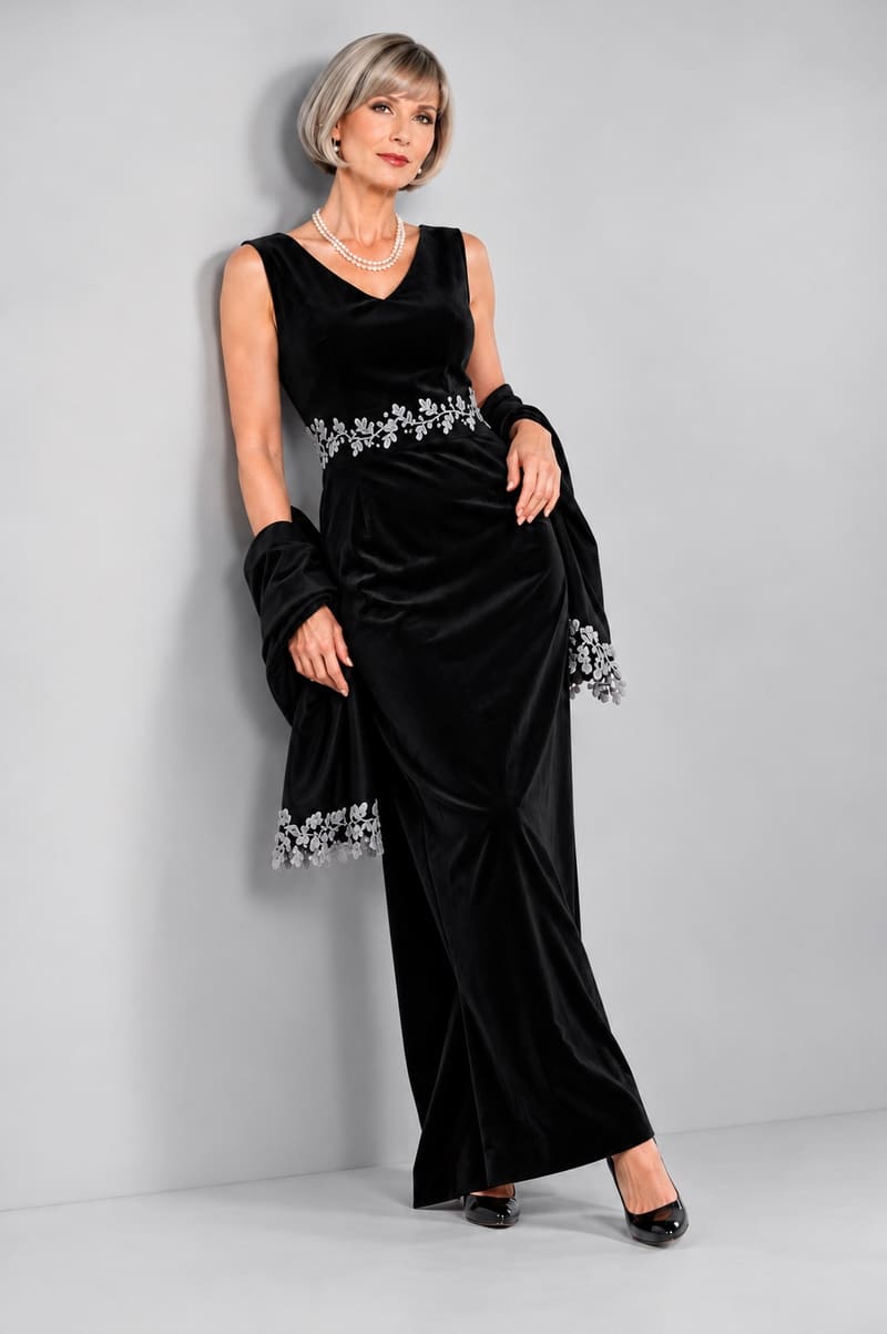 Bodenlanges ärmelloses schwarzes Samtkleid mit heller floraler Stickerei an der Taille und passender Stola mit bestickten Enden